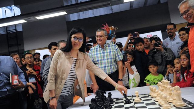 Cuando 2 hermanas se encuentran en un torneo de ajedrez 