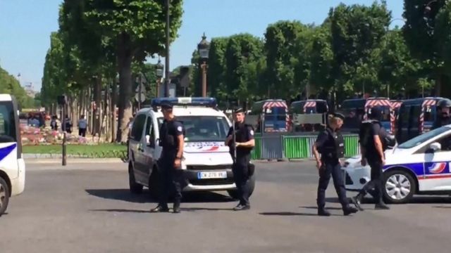 パリ シャンゼリゼ通りで車が治安車両に突っ込む 車内から小銃や拳銃 cニュース