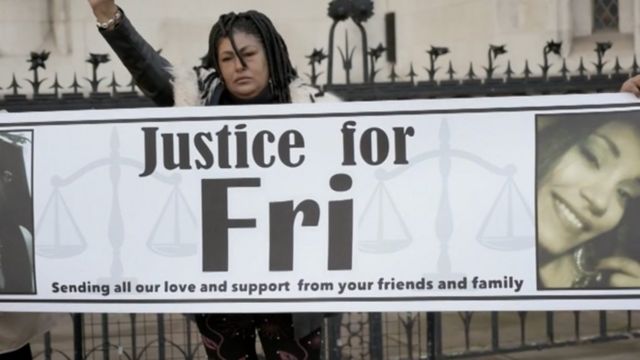 "Justicia para Fri" dice un cartel de un grupo de apoyo.
