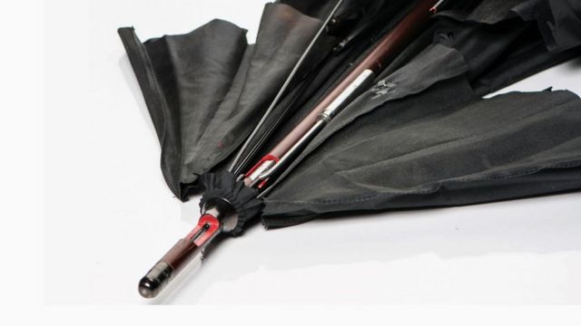 Una reproducción del arma escondida en un paraguas con el que mataron a un periodista del Servicio Mundial de la BBC