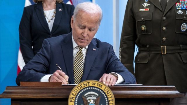 Joe Biden firmando el decreto de ayuda militar para Ucrania el 16 de marzo de 2022