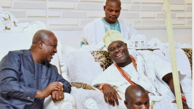 Ọọni ati John Mahama n sọrọ
