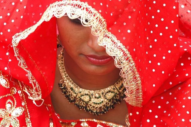 尽管支付和接受嫁妆自1961年开始在印度一直是非法的，但它仍然盛行。(photo:BBC)