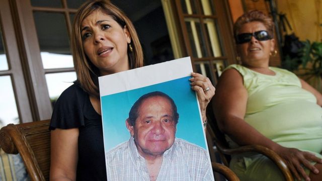 Mitzila Donado muestra una imagen de su padre, Jaime Donado, que murió en agosto de 2006 a causa de la ingesta del jarabe.