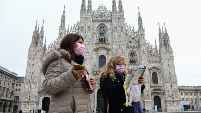Dos turistas argentinas caminan por Milán.