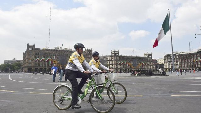 Policías en bicicleta en el centro de la Ciudad de México