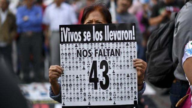 Mujer protesta en las calles de México por desaparecidos.