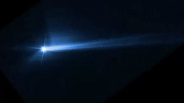 Rastro de destroços do asteroide após o impacto pelo telescópio Hubble