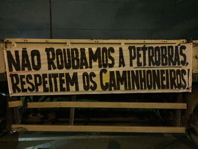 Faixa no protesto diz Não roubamos a Petrobras, respeitem os caminhoneiros