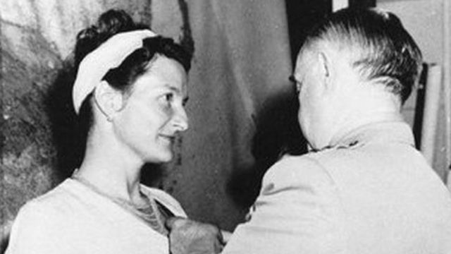 1945年,二战结束后,霍尔被授予杰出服役十字勋章