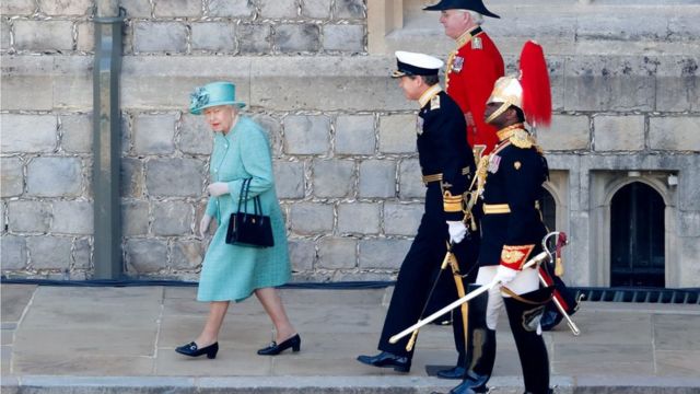 伊丽莎白女王出席各种场合都会带着手提包(photo:BBC)