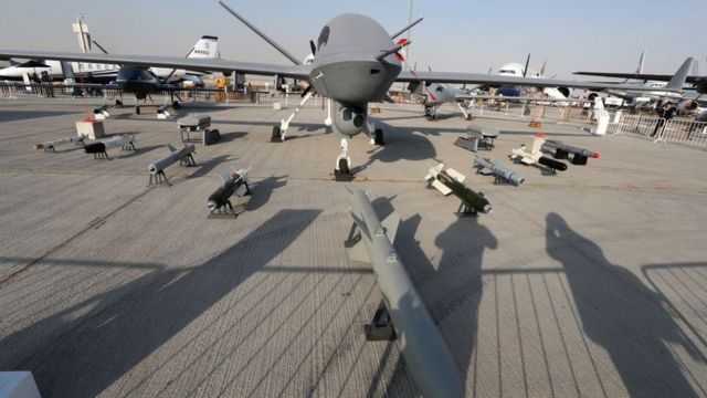 Drones chinos Wing Loong II en la exposición aeronáutica de Dubai en 2017.