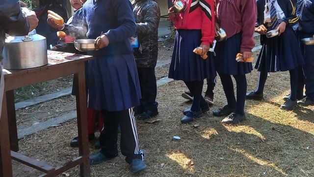 खाजा लिँदै बालबालिका