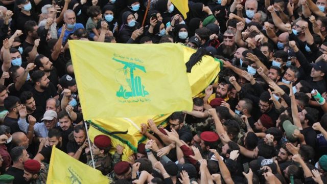 أنصار حزب الله اللبناني يحملون نعش أحد أعضائهم الذي قُتل خلال اشتباكات في حي الطيونة بضاحية بيروت الجنوبية في اليوم السابق ، 15 أكتوبر / تشرين الأول 2021