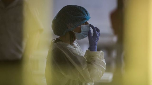 Una trabajadora de la salud en Uruguay se prepara para inciar vacunación