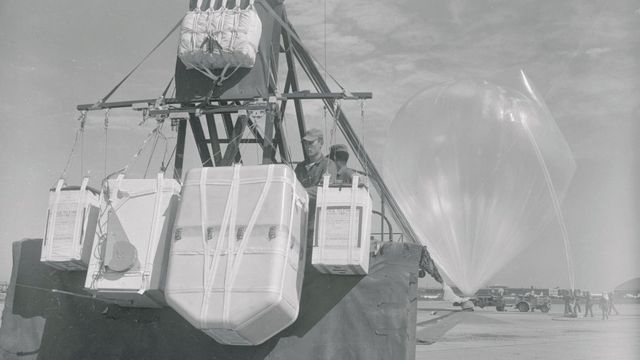 Góndolas con cámaras de un globo meteorológico en una base aérea de EE.UU., 14 de septiembre de 1955