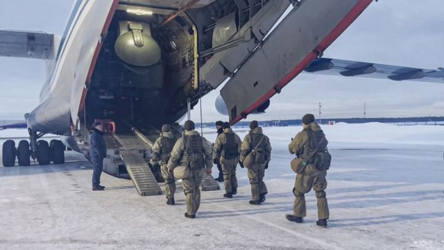 Погрузка российских военных для отправки в Казахстан