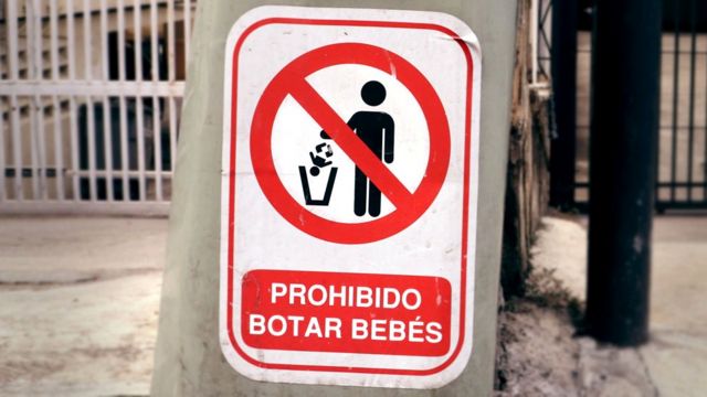 Un panneau indiquant "Il est interdit de jeter les bébés".