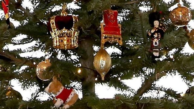 Елка в Букингемском дворце украшена игрушками с королевской символикой