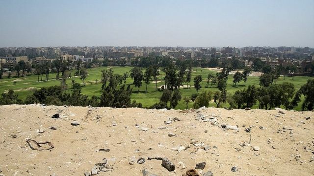 Campo de golf en frente de las pirámides de Giza.