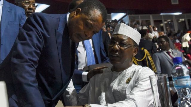 Le président tchadien Idriss Deby (R) s'entretient avec le président congolais Denis Sassou Nguesso lors de la cérémonie d'ouverture du sommet de l'Union africaine au Palais des Congrès de Niamey, le 7 juillet 2019.