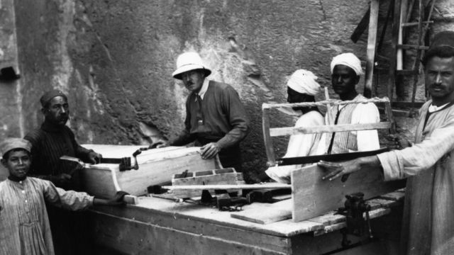 O egiptólogo Howard Carter (1874 - 1939) supervisiona carpinteiros que se preparam para fechar tumba de Tutancâmon