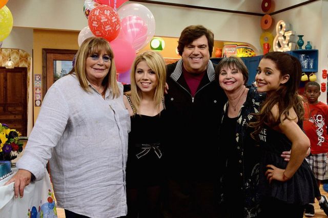 From left to right, Penny Marshall, Jennette McCurdy, creator and executive producer of 'Sam & Cat', Dan Schneider, Cindy Williams and Ariana Grande on June 23, 2006