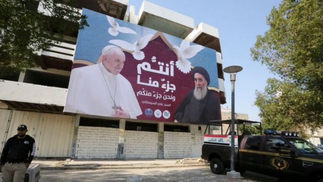 لوحة إعلانية عملاقة تحمل صورة لكل من البابا فرنسيس وآية الله العظمى علي السيستاني في بغداد