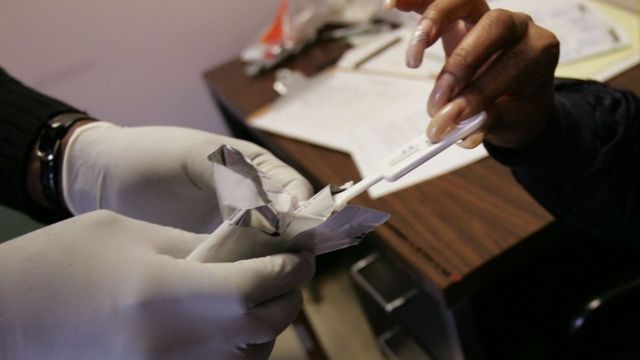 Mulher negra fazendo teste de HIV
