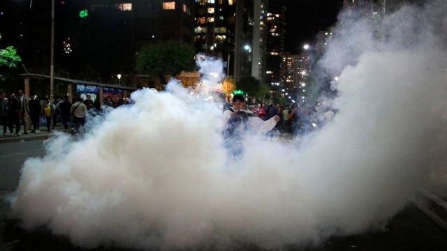 En muchas ciudades, la policía recurrió a los gases lacrimógenos para contener las protestas.