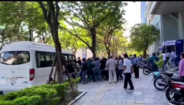 Nhóm của bà Nhung và vị khách hàng giấu tên đã bị đưa lên một chiếc xe sau khi đến chi nhánh SCB ở địa chỉ 16 Trần Phú, Thành phố Đà Nẵng hôm 30/11 để phản đối và đòi tiền