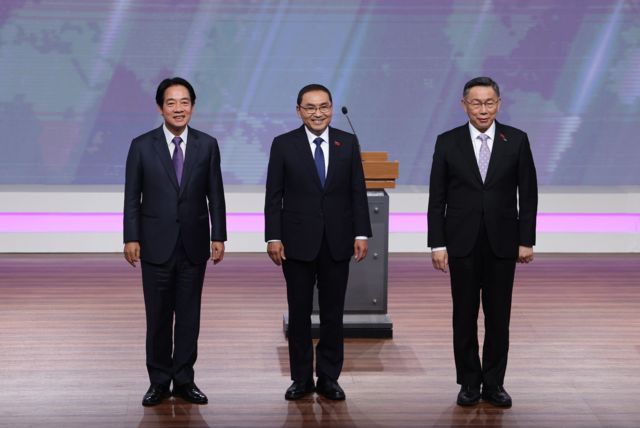 التقطت صورة فوتوغرافية للمرشحين الثلاثة قبل بدء مناظرة متلفزة في تايبيه في 30 ديسمبر/كانون الأول
