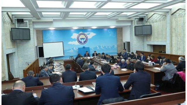 Жогорку Кеңештин бөлүм башчысынын чоң акчага байланышкан кылмышка шектүү болуп кармалышы көп жылдардан бери биринчи болуп жатат.