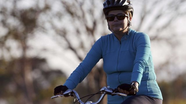 Dilma Rousseff anda de bicicleta em Brasília
