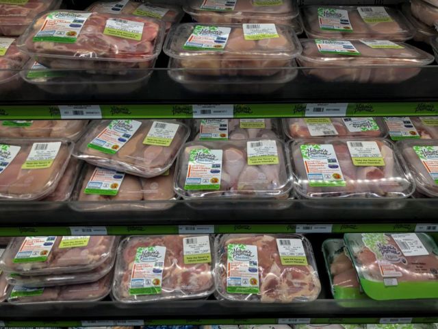 Peitos de frango à venda em supermercado