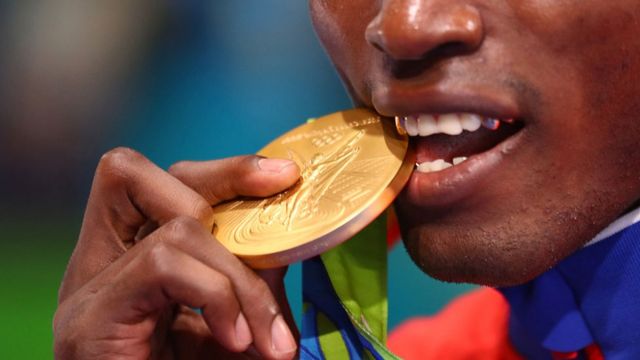 El medallista de oro Julio César La Cruz de Cuba durante la ceremonia de entrega de medallas para el evento de boxeo masculino ligero pesado (81 kg) en los Juegos Olímpicos de Río 2016.