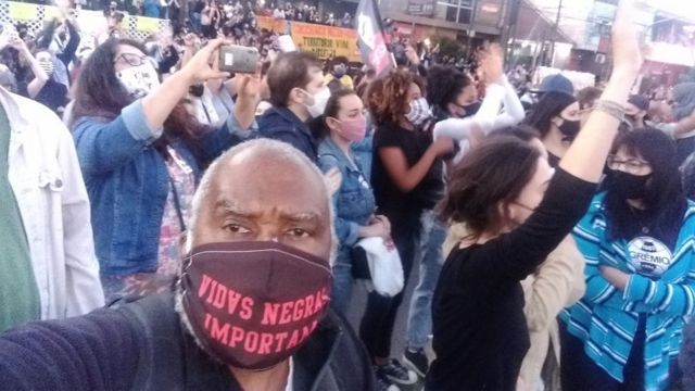 O professor Jorge Euzébio Assumpção em protesto contra o racismo, em Porto Alegre
