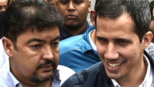 Juan Guaidó (iburyo) mu myiyerekano ari kumwe na Roberto Marrero, hari mu ntango za kuno kwezi