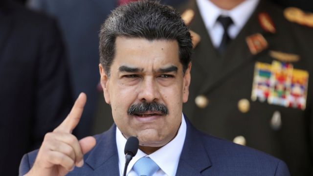 Nicolas Maduro discursa, com dedo em riste