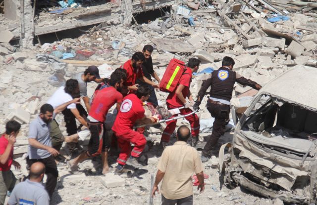 Vítima de bombardeio é resgatada em Idlib, Síria, em 17 de agosto