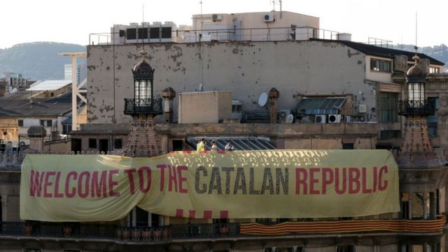 Bandera con la frase "Bienvenidos a la República de Cataluña".