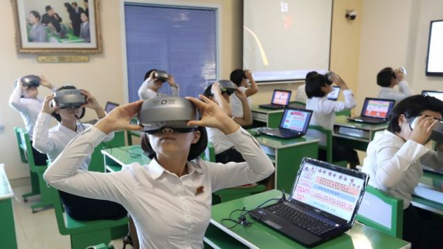 Alunos usam aparelhos de realidade virtual em Pyongyang Teachers Training College