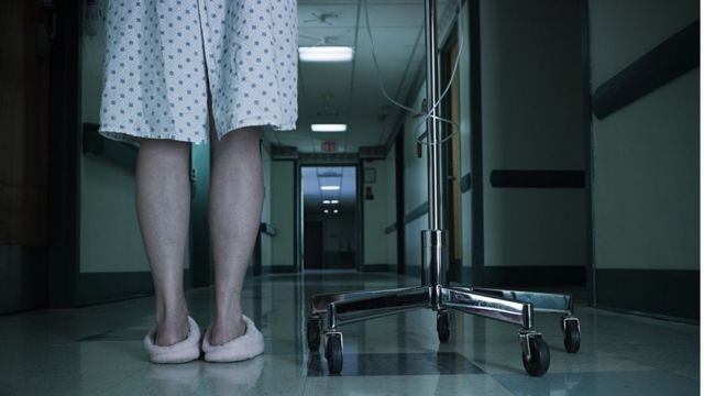 Piernas de una mujer en el hospital