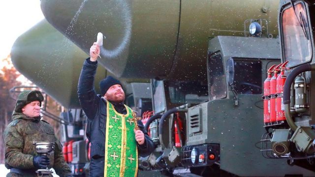 Священнослужитель во время освящения подвижных грунтовых ракетных комплексов "Ярс", 2015 год