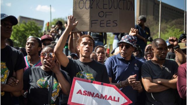 Des étudiants de l'université de Witwatersrand manifestent devant le siège de la COSATU, à Johannesburg, le 23 septembre 2016.