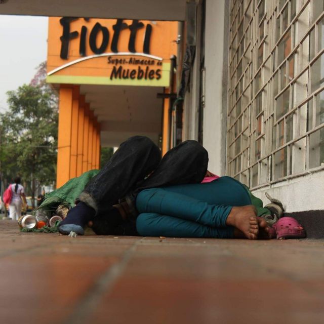 Indigente durmiendo en las calles de Cali, Colombia