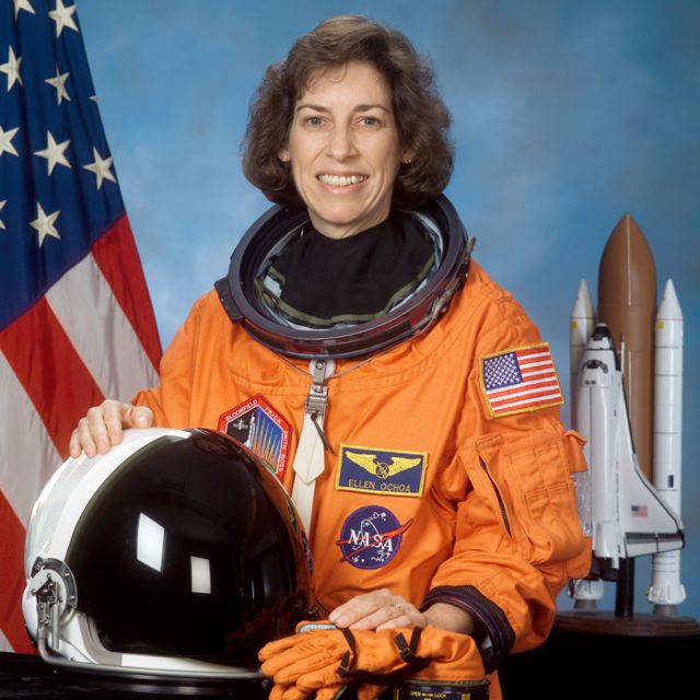 Ellen Ochoa, con uniforme de astronausta.