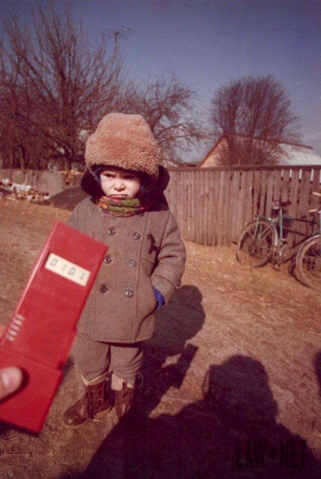 Control dosimétrico del niño de samosely (residentes que regresaron a la zona de Chernobyl sin permiso). Foto de 1987