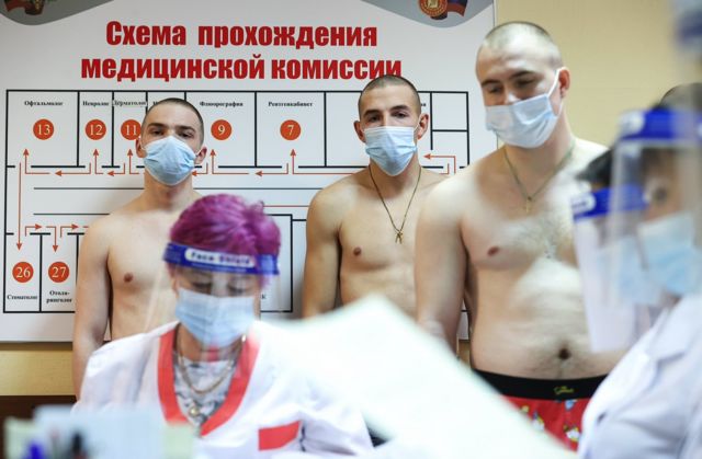 Призывники во время медкомиссии в сборном пункте в Свердловской области, 10 ноября