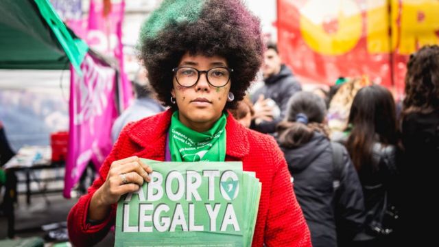 Mujer se manifesta por la legalización del aborto en Argentina.